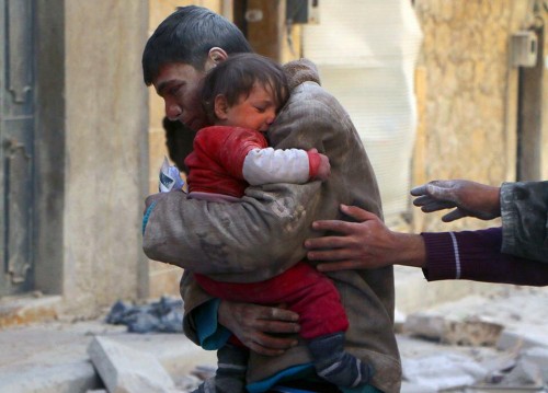 Chico salva a su hermana bajo escombros en Syria
