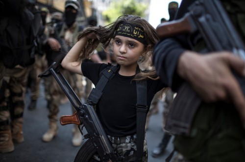 Nina Palestinia con Kalashnikov en modo Jihad