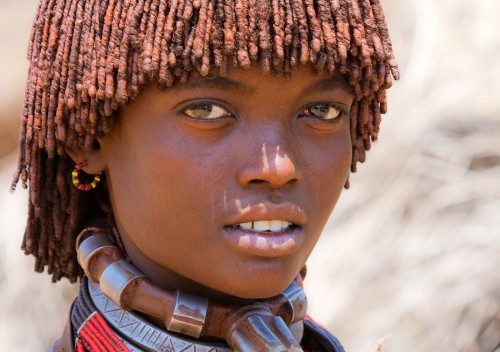 Nina etiopia de la tribu hamer