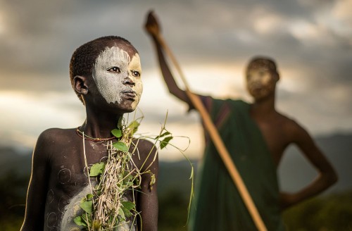 Nino de la tribu Suri en Etiopia