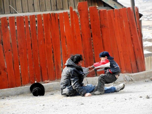 Padre alcolico con su hijo