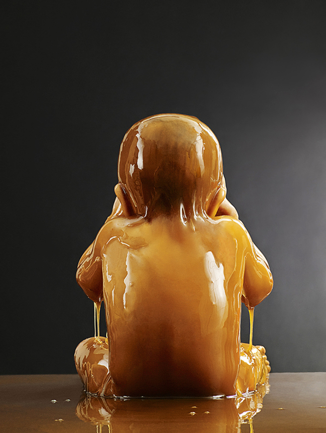 Niño bañado en miel