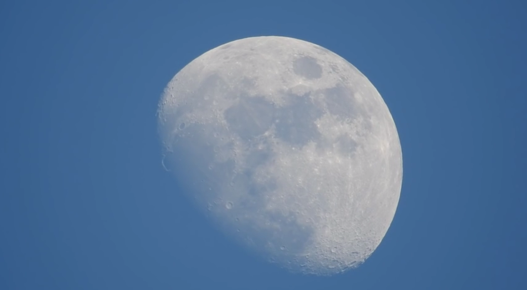 La Luna Nikon P900 83x