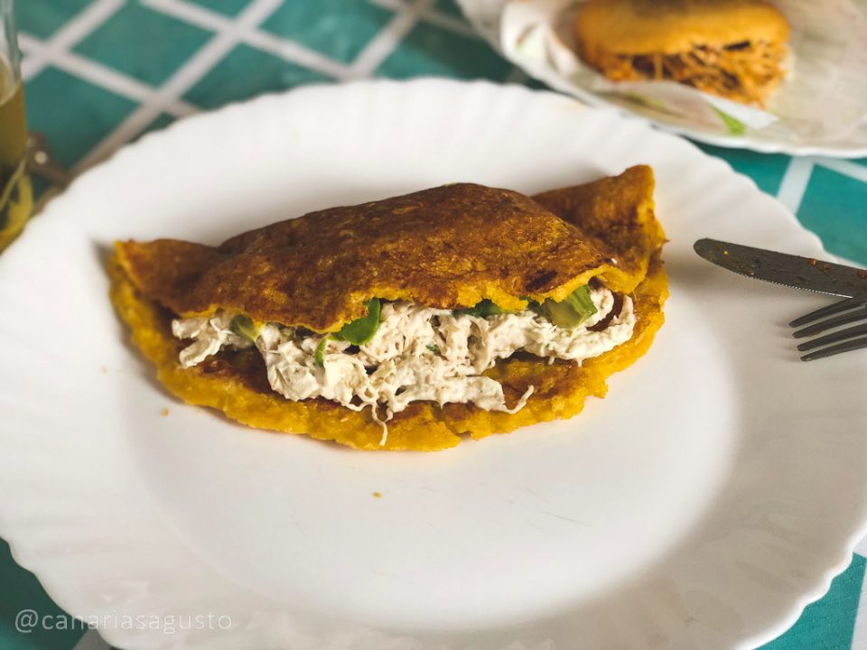 cachapa con pollo desmenuzado