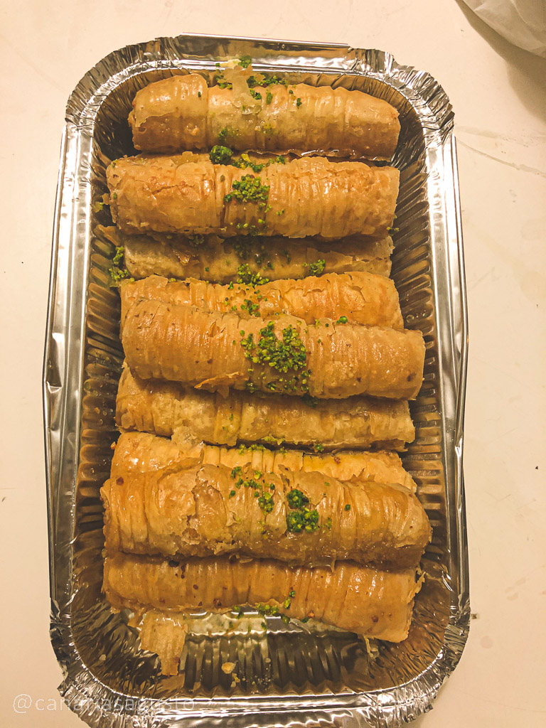 Baklava rollito en relleno de nueces
